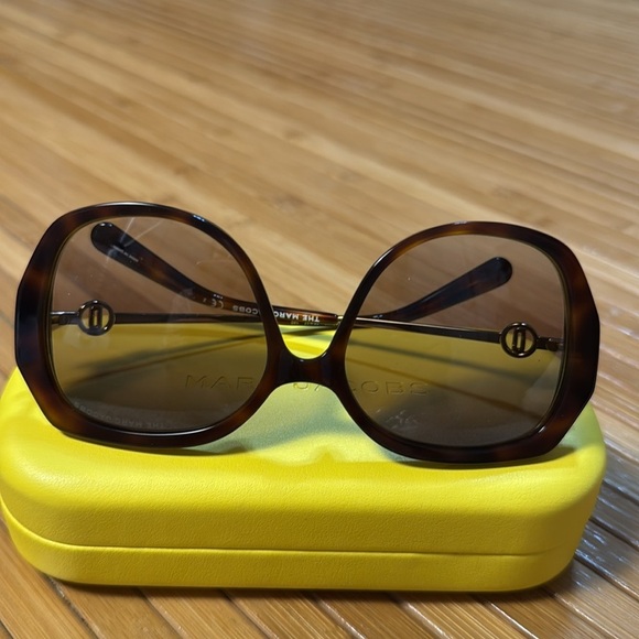NEW Marc Jacobs Sunglasses in Yellow Case - Picture 4 of 4
